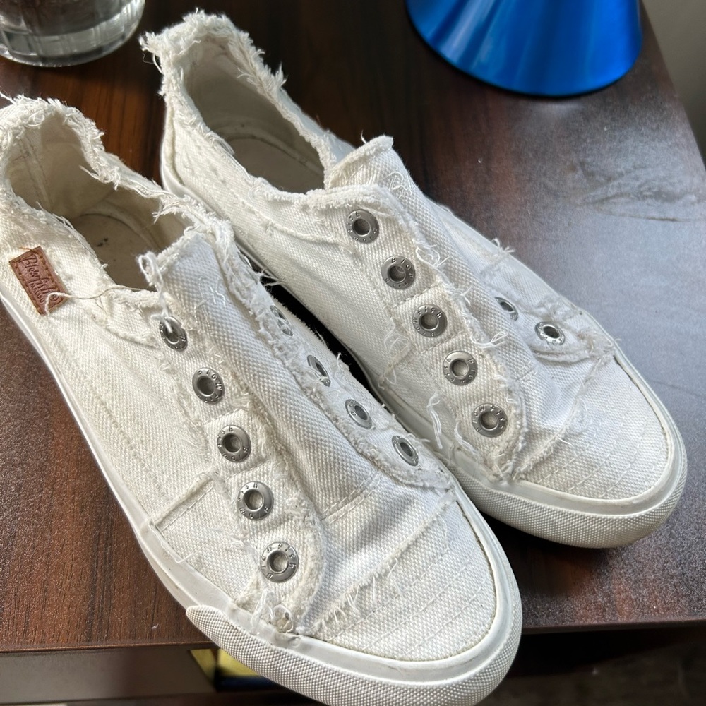 Women's Blowfish Basic White Low Top Slip On Sneakers Size  6